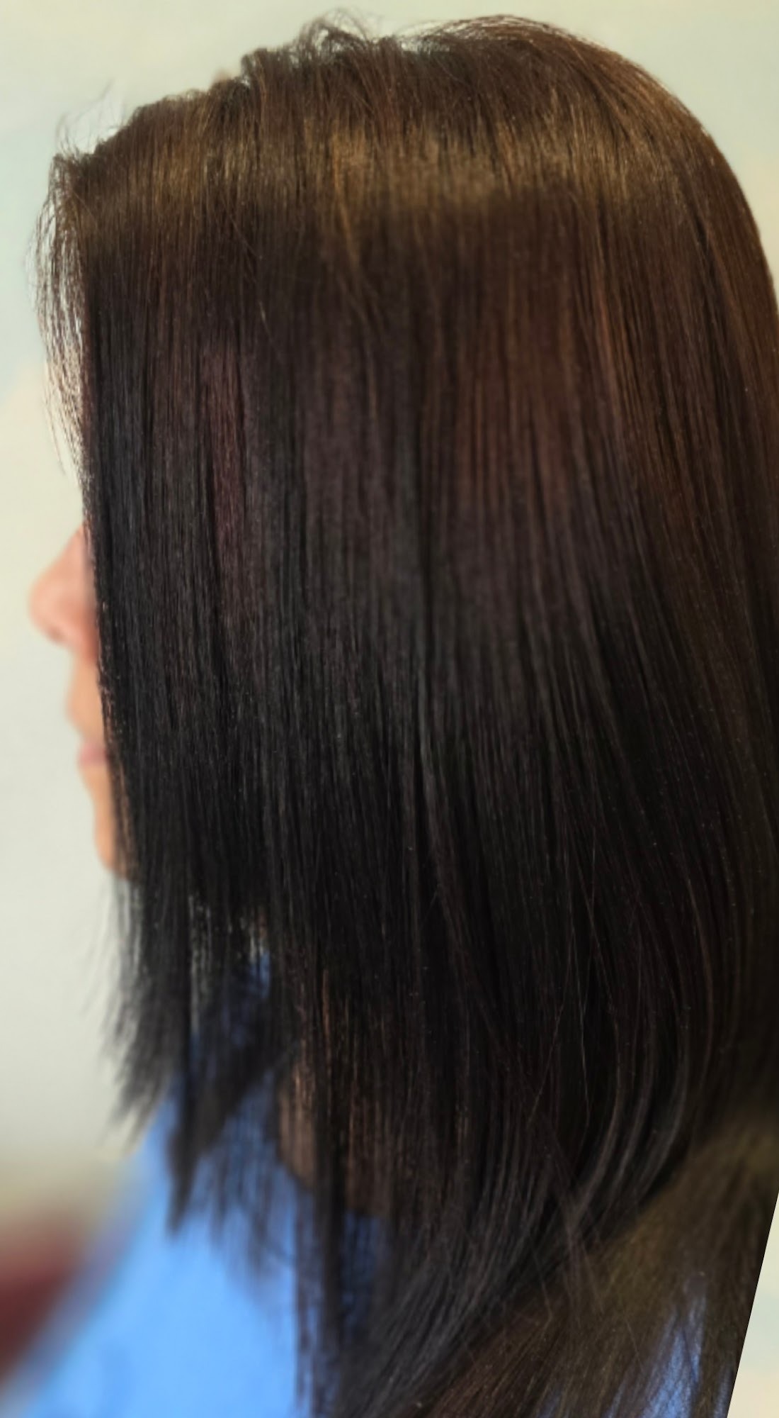 Steil geknipt donker haar, zijaanzicht, na de knipbeurt in de salon